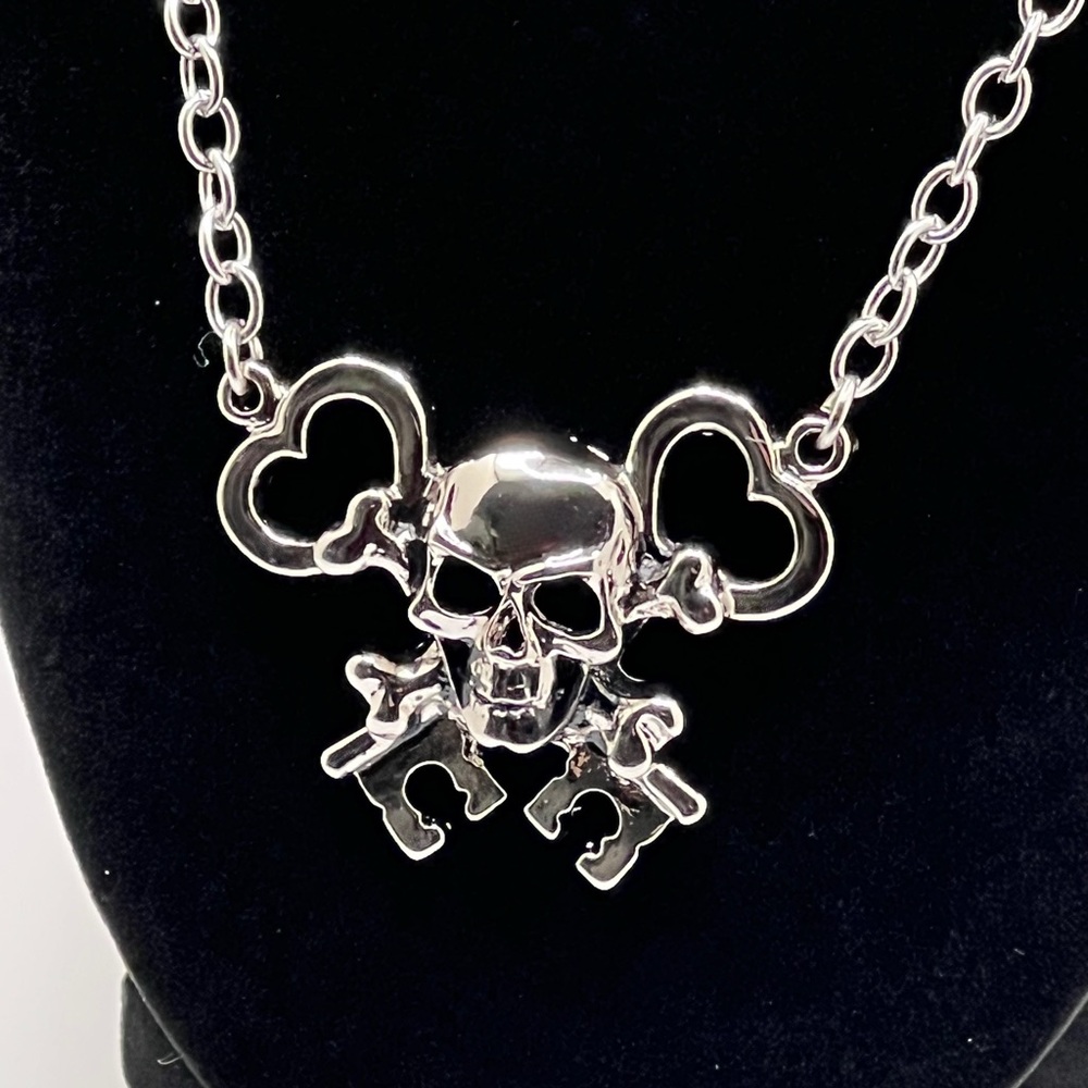Rock Rebel Skull Key Necklace - Picture 4 of 11